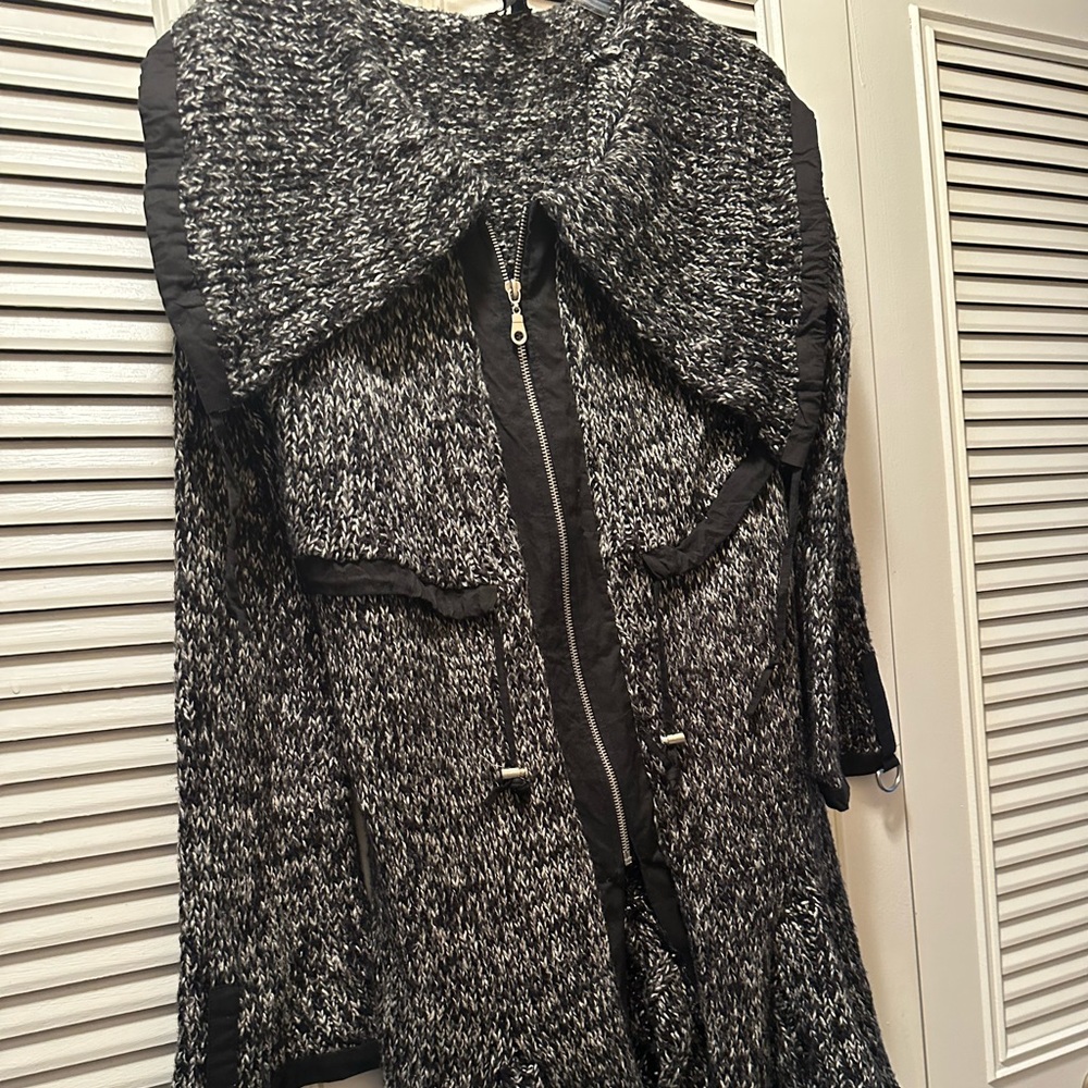 Ladies La Seine front zip swing black gray sweater